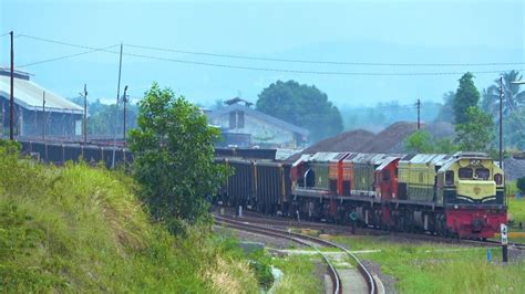 Livery Vintage Triple Traction Cc Locomotive Exits Rejosari Station