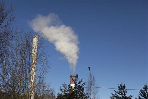 fumée de cheminée zone industrielle fonctionnement de la chaufferie