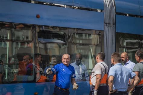 Foto Gu Va U Zagrebu Tramvaj Isko Io Iz Tra Nica Tportal