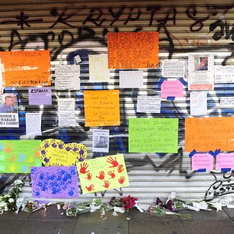 Crimen en Ramos Mejía un santuario de carteles y flores frente al