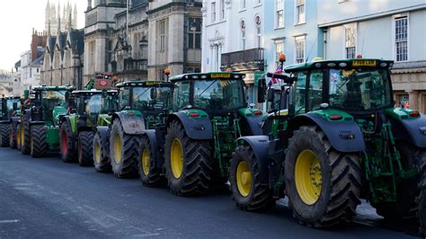 Oxfordshire farmers protest against inheritance tax changes - BBC News