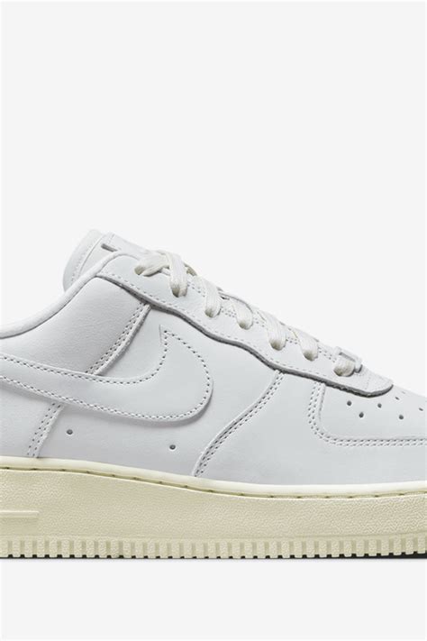 Nike Buy NIKE AIR FORCE 1 PREMIUM SUMMIT WHITE VegNonVeg