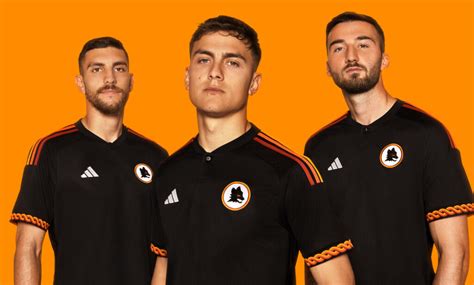 Roma Presentata La Terza Maglia Nera Con Il Lupetto Di Gratton