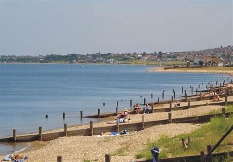 Los lugareños enojados exigen la acción después de su hermosa playa hombres desnudos gay en