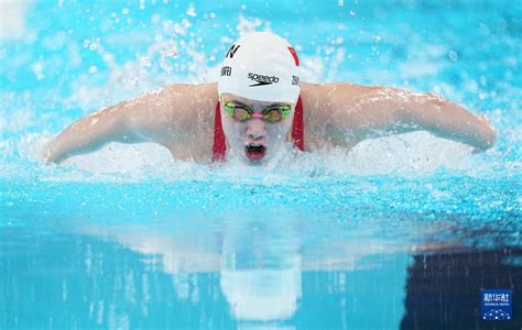 巴黎奥运会丨游泳——女子100米蝶泳：张雨霏晋级决赛2024巴黎奥运会新华网