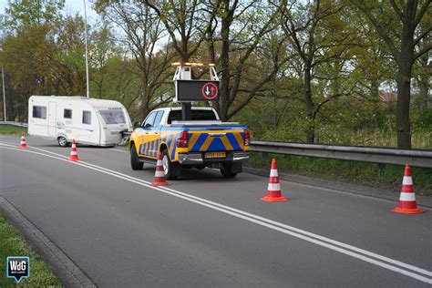 Caravan Belandt In Vangrail Op Rijksweg Noord N In Nederweert