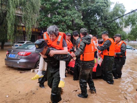 强降雨导致内涝险情 武警官兵紧急出动救援 新华网客户端