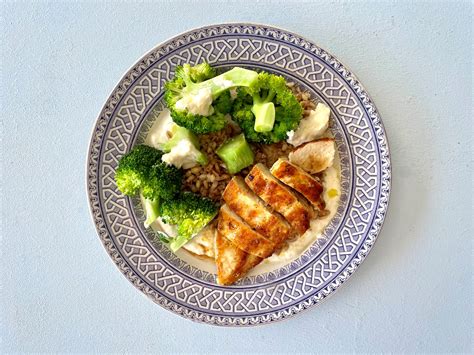 Stegt Kyllingebryst Med Broccoli Og Cæsardressing Opskrift Fra