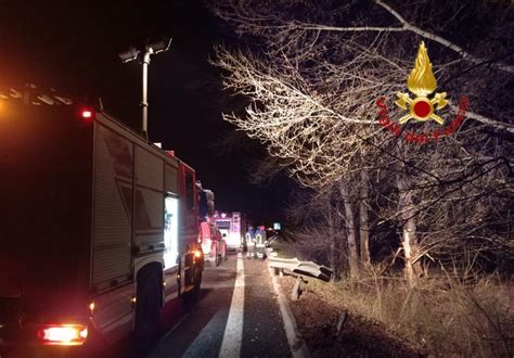 Con L Auto Sbanda Rompe Il Guard Rail E Finisce Fuori Strada