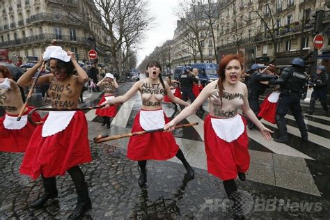 Femen、仏「怒りの日」デモにトップレス抗議 写真12枚 国際ニュース：afpbb News