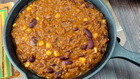 Vidéo Stock Plat mexicain traditionnel chili con carne avec viande