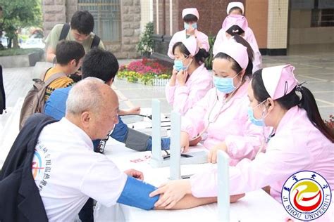 校医院“白衣天使”献爱心庆祝国际护士节 吉首大学