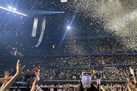 Billie Eilish Performing At The Qudos Bank Arena In Sydney Australia