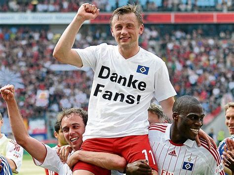 Hoch Soll Er Leben 2009 Wurde Ivica Olic Hier Auf Den Schultern Von