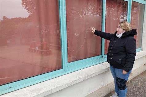 Trous dans la cour vitre fissurée Près de Rouen l état de cette