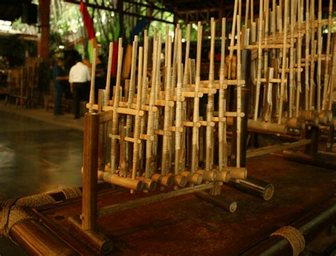 Alat Musik Angklung | Sejarah, Fungsi, Jenis & Cara Memainkan