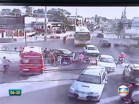 G1 Colisão entre carro e moto deixa duas pessoas feridas no Recife