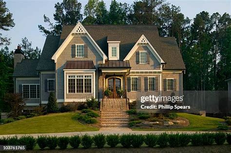 3,450 Traditional Suburban House Stock Photos, High-Res Pictures, and Images - Getty Images