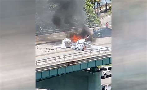 Un Muerto Y Cinco Heridos Al Caer Una Avioneta En Un Puente De Miami