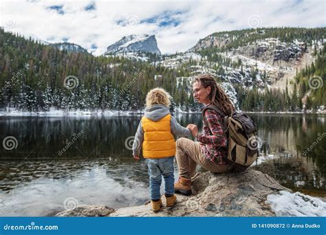 Familia En Parque Nacional De Las Monta As Rocosas En Los E E U U Foto