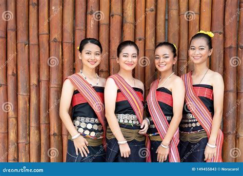 Kadazan Dusun Tribe In Traditional Costume During Sabah Harvest - Riset