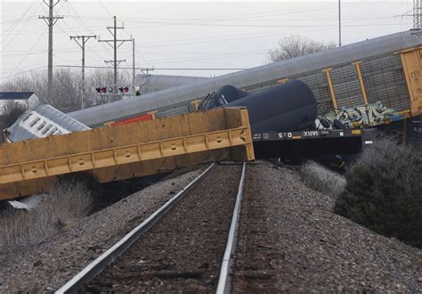 20 Cars of Norfolk Southern Cargo Train Derail in Ohio - Other Media ...