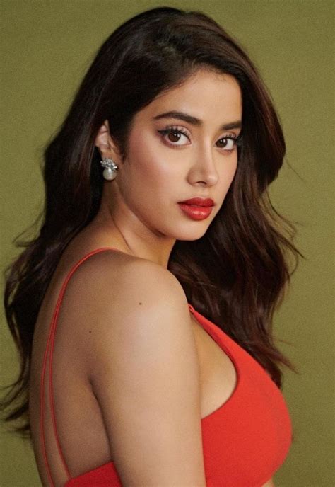 Jahnvi Kapoor At The Promotion Of Mili Looks So Gorgeous In Red Hot Look जाह्नवी कपूर ने गाउन