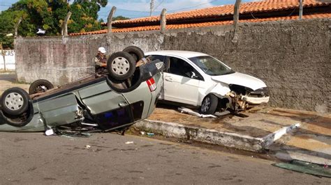 C Mera Nervosa Carros Capotam Em Acidente Na Zona Urbana De Parna Ba