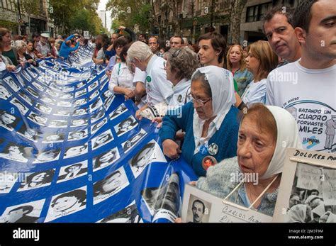 Un primer plano de personas con imágenes de personas secuestradas y