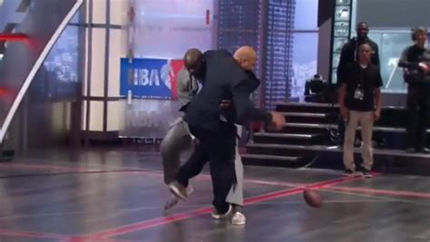 Shaq plaque Charles Barkley et Kenny Smith en plateau Vidéo Dailymotion