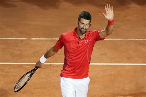 Djokovic Est Correct Après Avoir Reçu Une Bouteille Sur La Tête Après