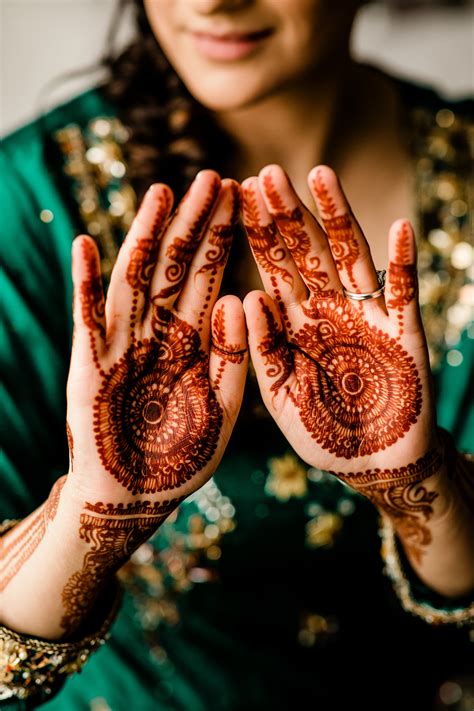 Bride shows henna hands - photo by Alante Photography