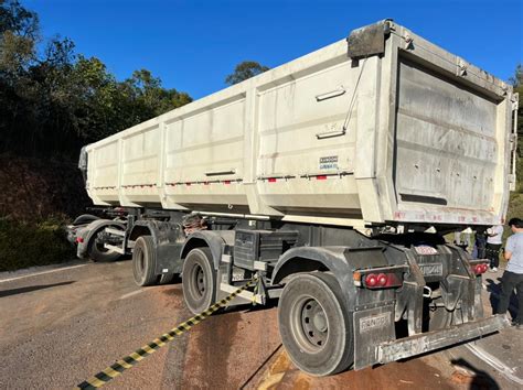 Motorista Morre Ap S Perder Controle E Carreta Bater Em Barranco Na Mg