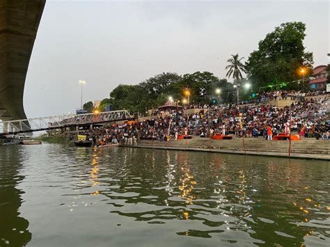 'Ganga Aarti' is latest fad in the 'Marine Drive' of Patna