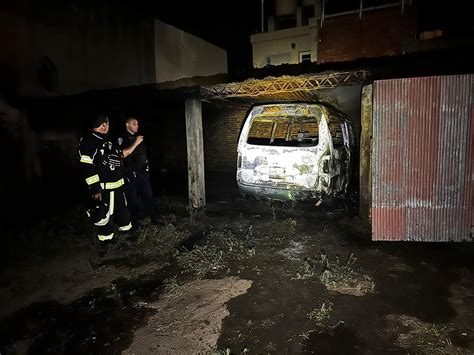 Se incendió una camioneta en una cochera de barrio Vélez Sarsfield La