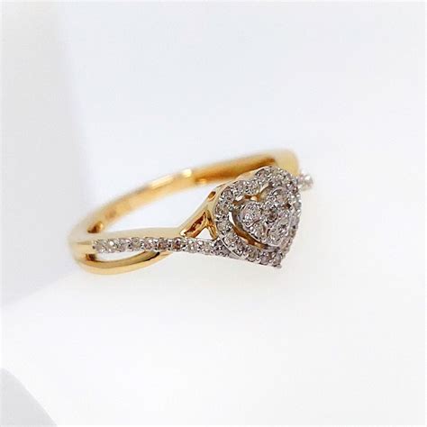 Anillo solitario en oro amarillo de 14K en forma de corazón con