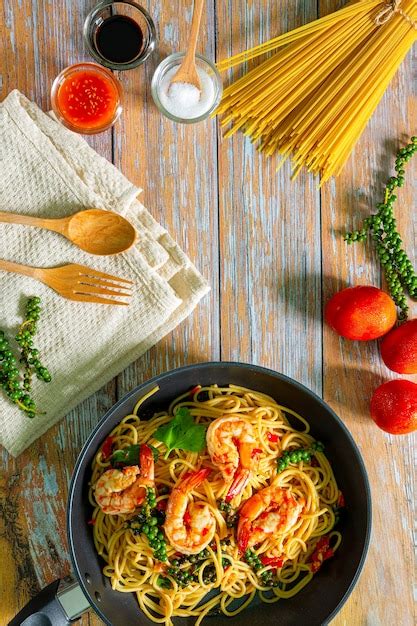 Spaghetti De Crevettes Dans Une Po Lespaghettis De Crevettes Dans Une