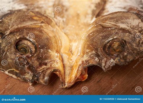 Pescados Secados En La Tabla Bocado A La Cerveza Foto De Archivo