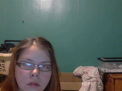 linda esposa nerd y modelo de cámara se desnuda para pervertidos XVIDEOS