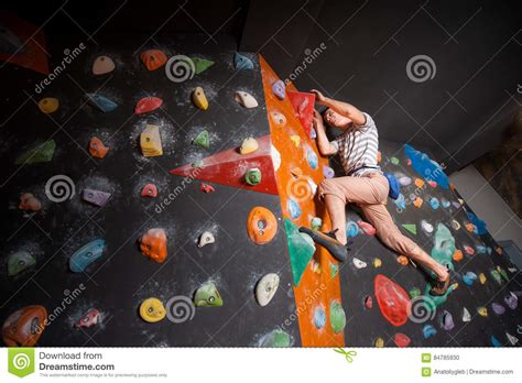 Escalador Masculino Fuerte En La Pared Que Sube Del Canto Rodado