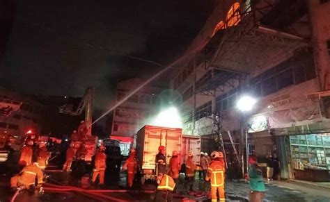 Sebuah Ruko Berlantai Depan Kantor Pmk Pasar Turi Surabaya Terbakar