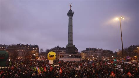 El Gobierno francés aprueba la reforma de pensiones pese al gran