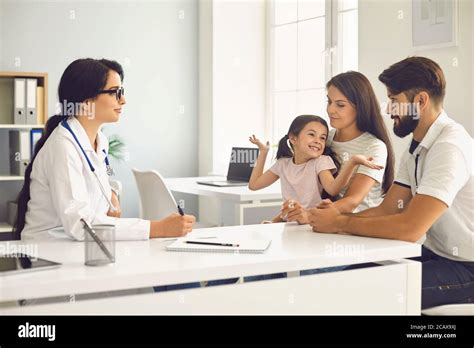 Familia Feliz En Una Consulta Médica Con Un Médico En Una Clínica