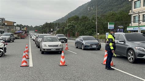 北返車潮湧現警方加強疏導 新城警呼籲用路人遵守號誌、標線行駛