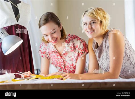 Femmes attirantes Banque de photographies et dimages à haute