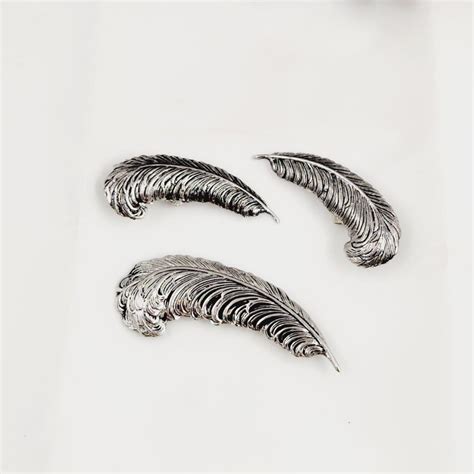 VINTAGE SARAH COVENTRY SILVER TONED FEATHER CLIP ON EARRINGS BROOCH