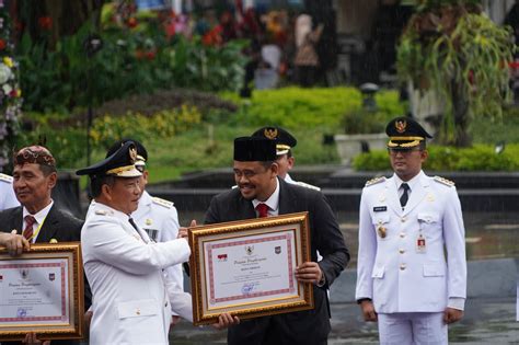 Sekali Seumur Hidup Bobby Nasution Raih Anugerah Tanda Kehormatan