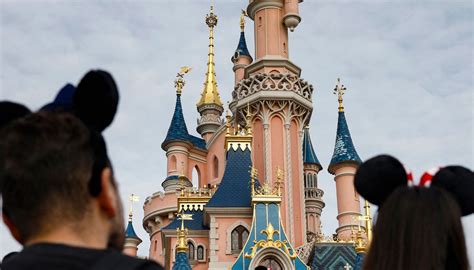 Per La Prima Volta Nella Storia Un Brand Di Moda Sfila A Disneyland