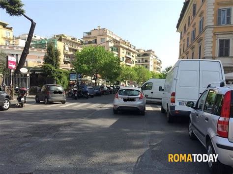 Ponte Milvio Tra Sosta Selvaggia E Caos