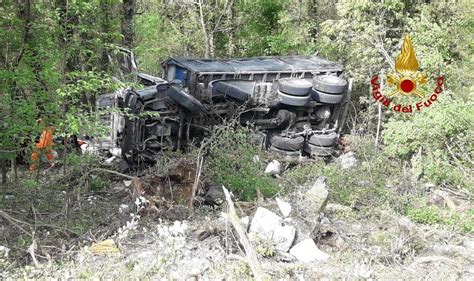 Camion Carico Di Pietre Esce Di Strada Volo Di Metri In Un Dirupo